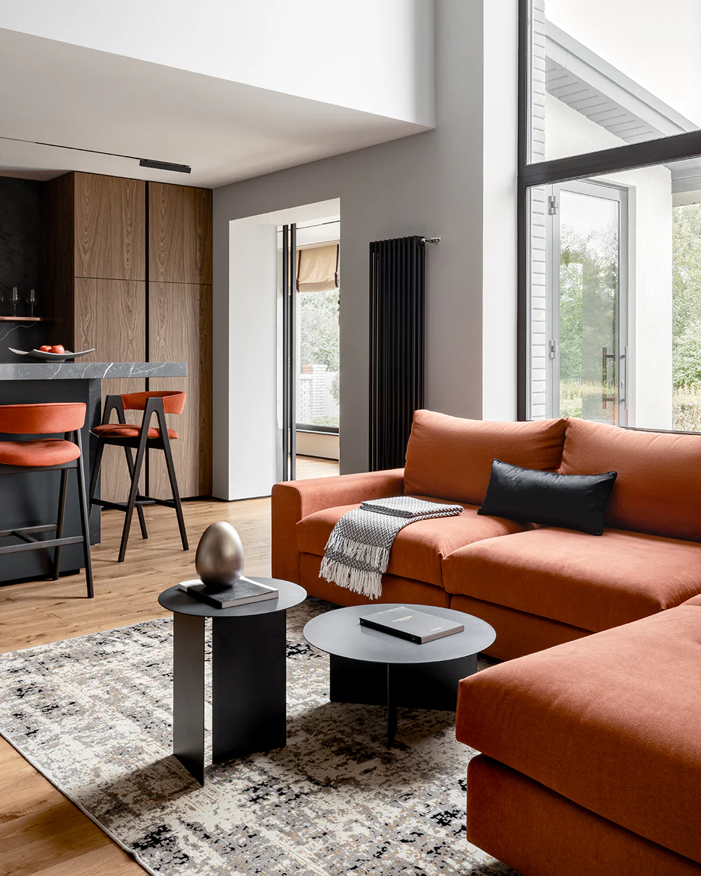 Частный дом 280 м² в Уфе с парящими стенами и потолками — фото 2