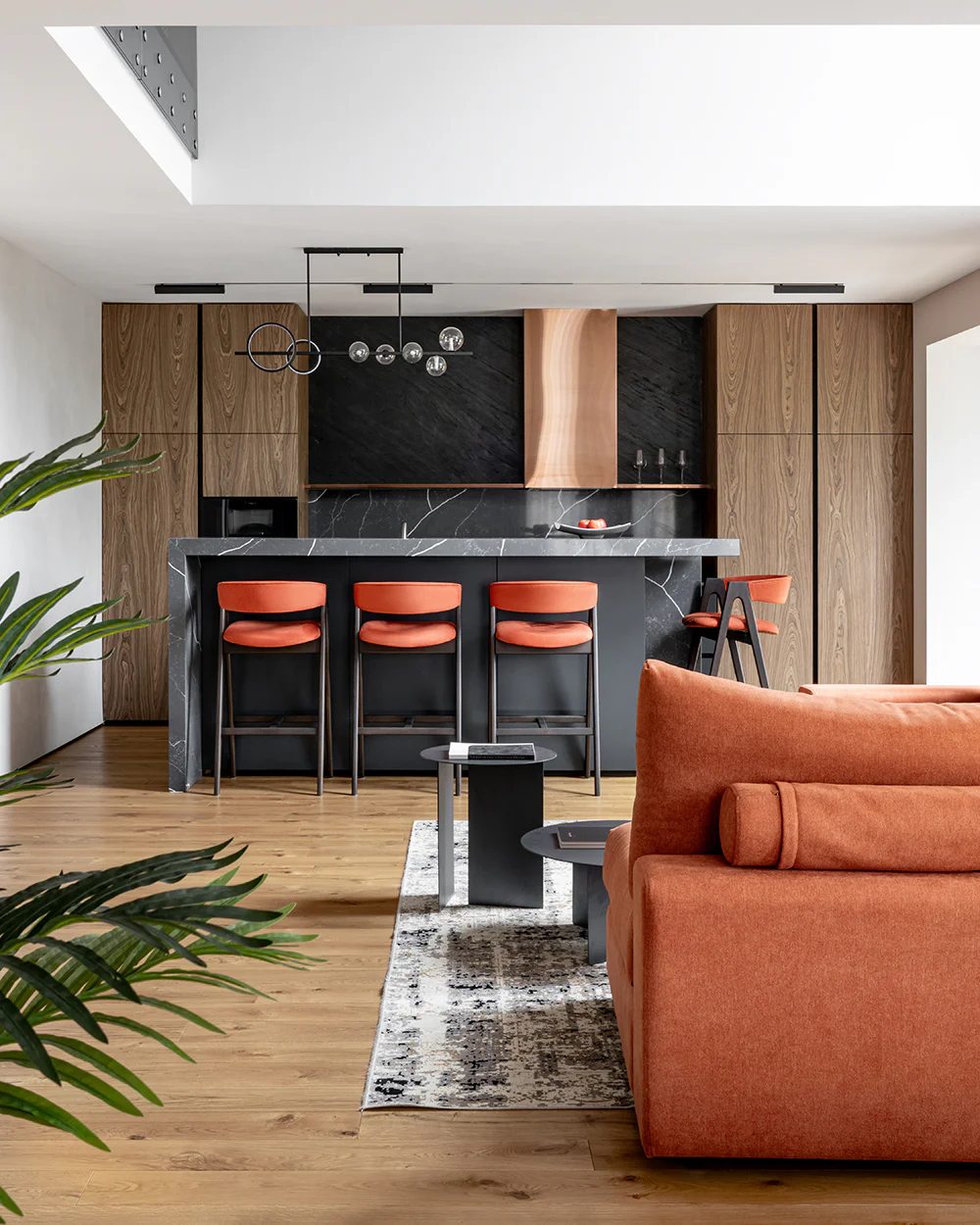Частный дом 280 м² в Уфе с парящими стенами и потолками — фото 3